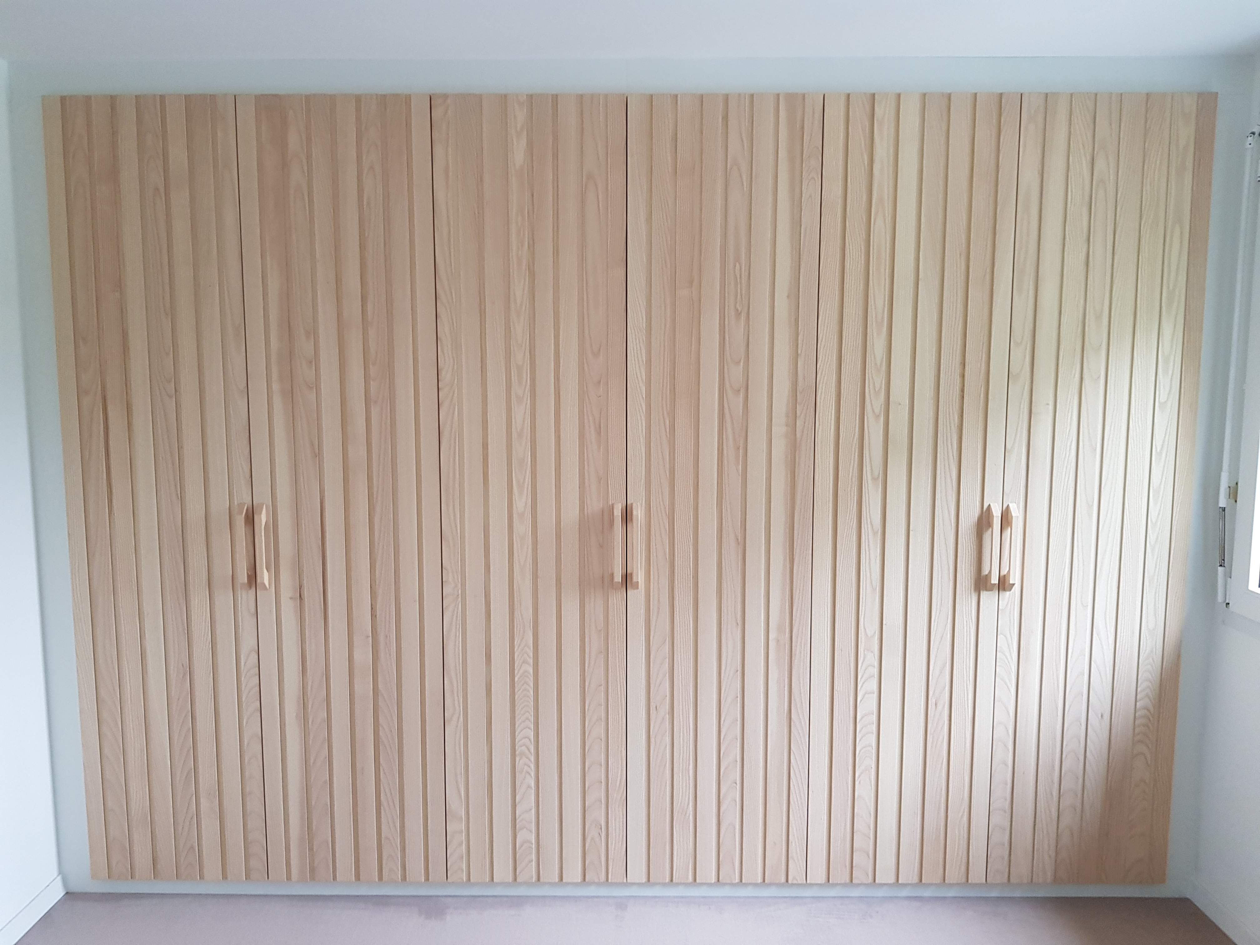 Facade de rangement en lattes de bois