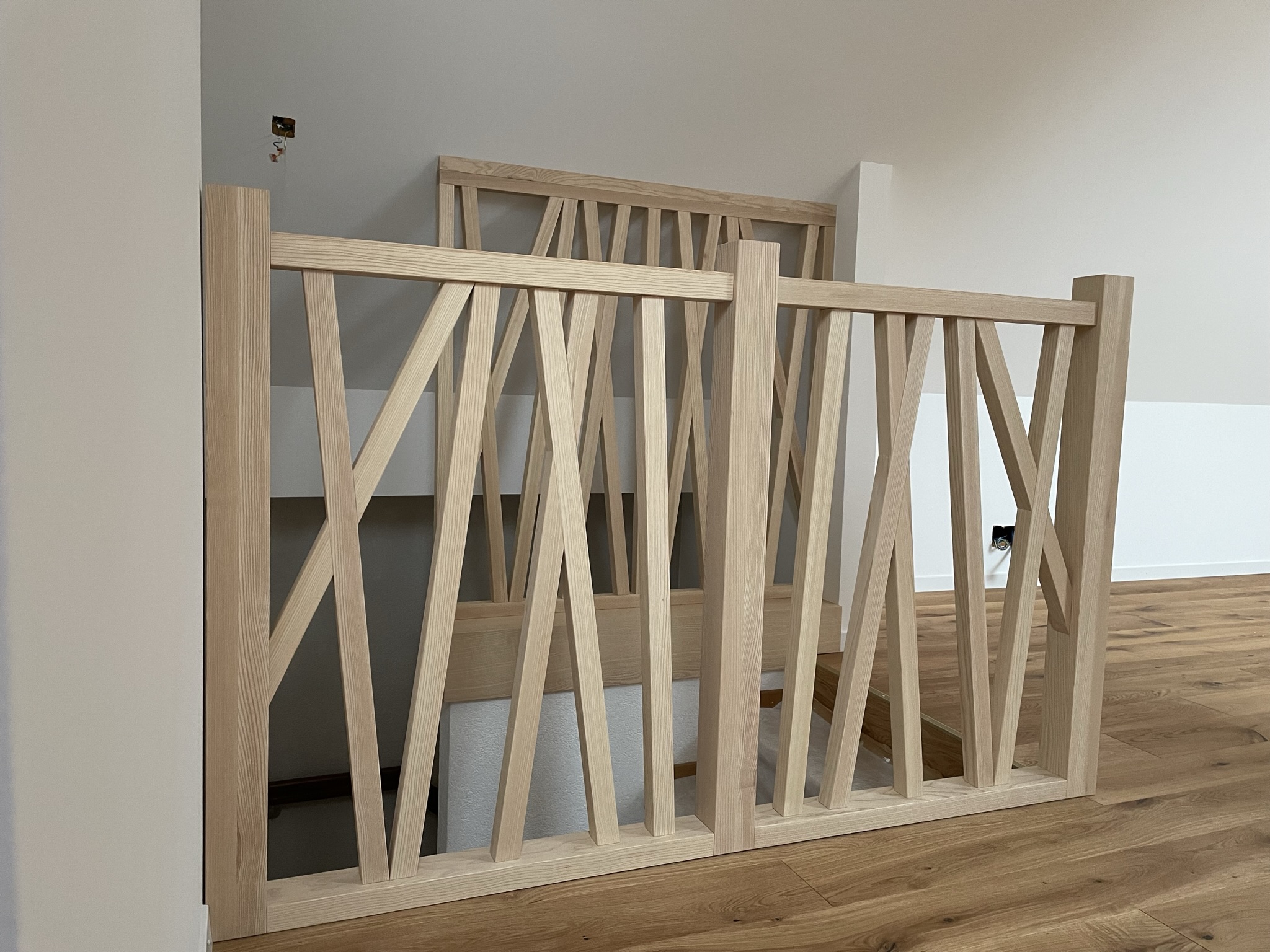Garde-corps et claustra en bois clair